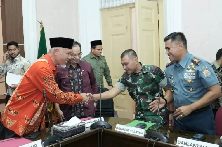Gubernur Mahyeldi bersama Forkopimda selesai rakor persiapan menjelang dan pascaperayaan Hari Raya Idul Fithri 1445 H di ruang rapat Istana Gubernur Sumbar, Kamis (4/4/2024). (Dok : Sumbarprov,go.id)