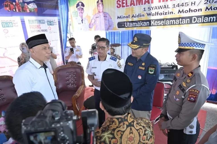 Gubernur Sumbar, Mahyeldi Ansharullah bersama instansi terkait tinjau posko terpadu Lebaran di Kabupaten Limapuluh Kota, Sabtu, 13 April 2024. (Dok : Istimewa)