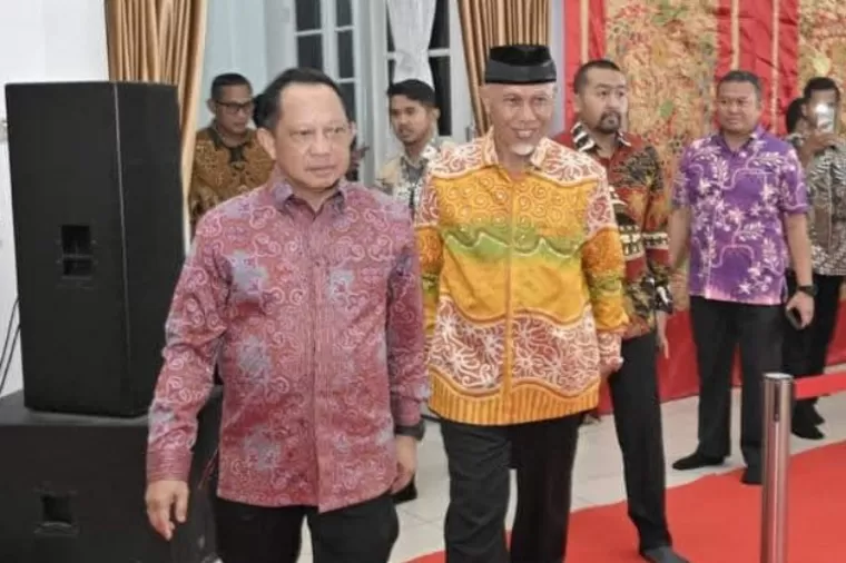 Gubernur Sumbar, Mahyeldi Ansharullah saat menyambut Mendagri Tito Karnavian belum lama ini. (Dok : Facebook Mahyeldi)