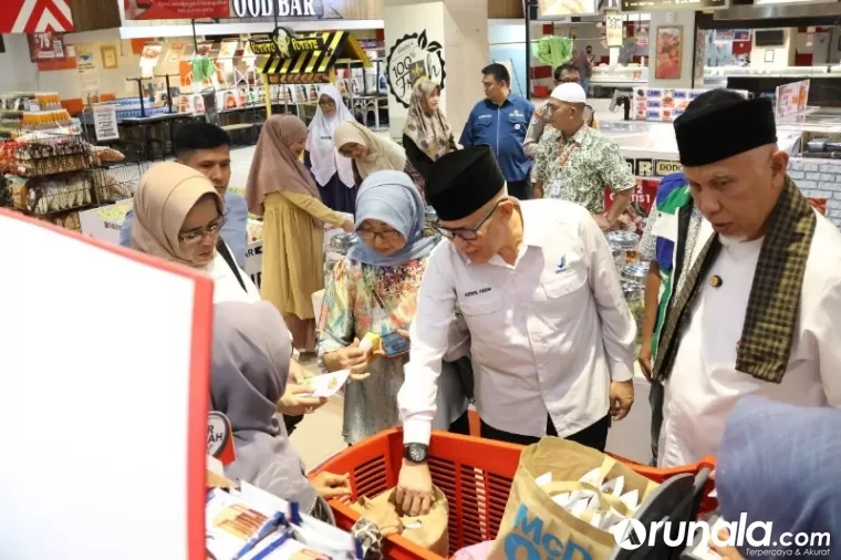 Gubernur Sumbar, Mahyeldi Ansharullah saat sidak makanan dan parcel Lebaran bersama BPOM di Transmart Padang, Jumat (5/4). (Dok : Istimewa)
