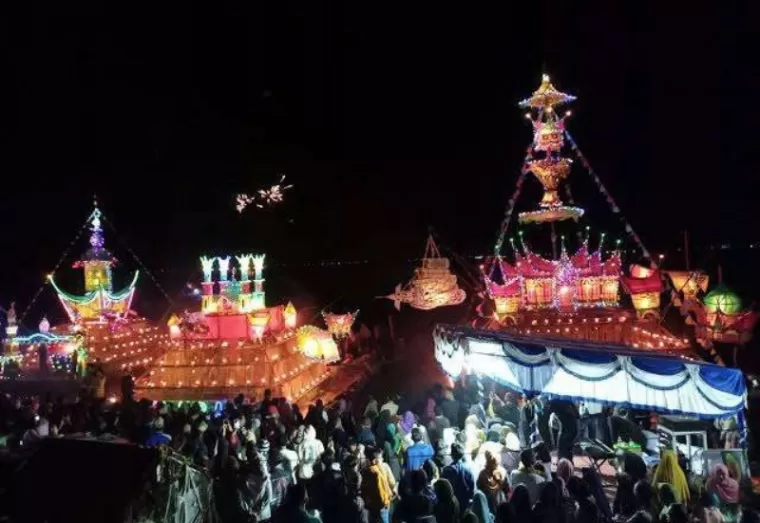 Antusias warga menyaksikan festival rakik-rakik yang diadakan warga di tepi Danau Maninjau, Rabu malam, 10 April 2024 lalu. (Dok : Istimewa)