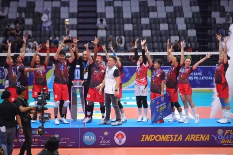 Red Phoenix merangkul juara usai kalahkan Pink Dragon dalam Fun Volley Ball Red Sparks vs Indonesia All-Star di Indonesia Arena, Senayan, Jakarta, Sabtu (20/4/2024) sore. Kemenpora