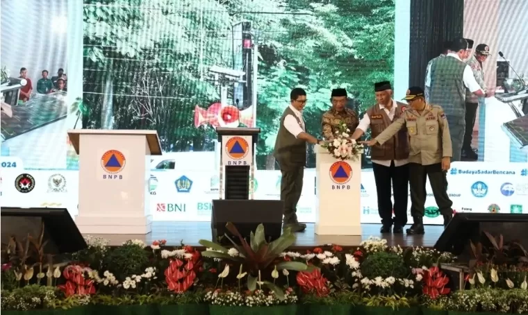 Menko PMK Muhadjir Effendy didampingi Kepala BNPB Letjen TNI Suharyanto, Gubernur Sumbar Mahyeldi Ansharullah, Wali Kota Padang Hendri Septa menekan tombol untuk mengawali latihan kebencanaan pada puncak kegiatan HKB 2024. Humas BNPB