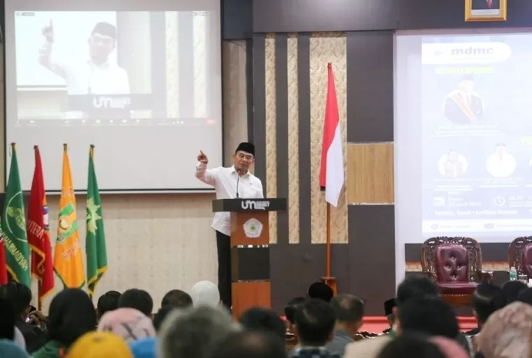 Menko PMK Muhadjir Effendy memberikan arahan pada Seminar Nasional dan Simulasi Bencana Komunitas Muhammadiyah Disaster Management Crisis (MDMC), di Universitas Muhammadiyah Sumatera Barat. Humas Kemenko PMK