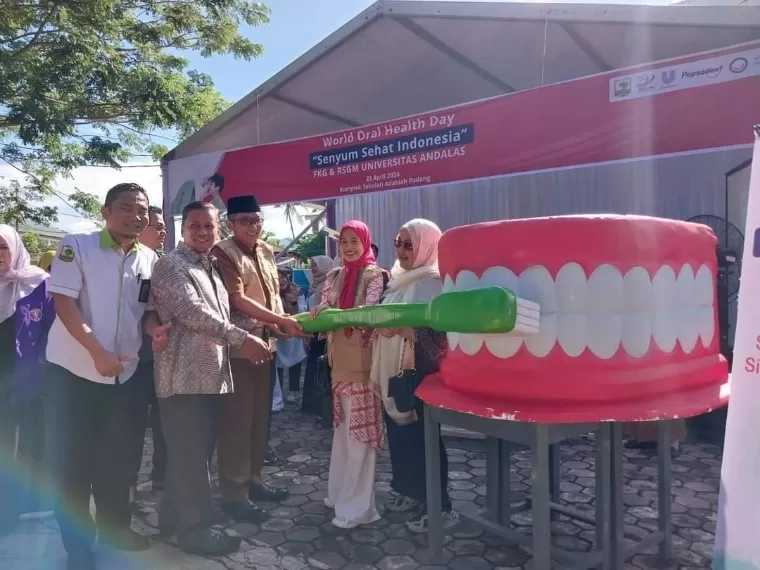 Wako Padang Hendri Septa didampingi Dekan FKG Unand Prof Dr drg Nila Kasuma M Biomed memperagakan cara gosok gigi saat Peringatan WHOD di Kompleks Adabiah, Selasa (23/4/2024). Facebook/Diskominfo Kota Padang