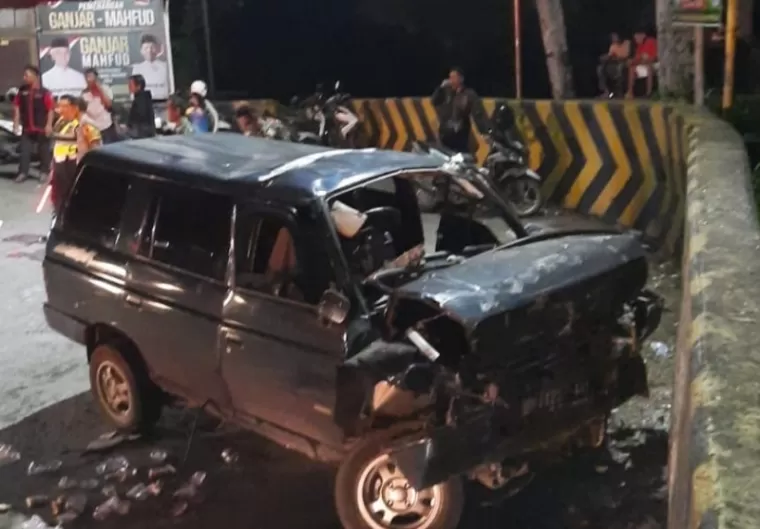 Kondisi mobil pemudik yang ringsek akibar menabrak  pembatas jalan di Jalur Panorama 1 Kota Padang, Kamis malam, 11 April 2024. (Dok : Istimewa)