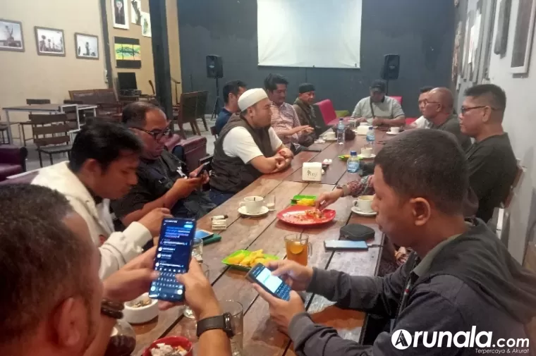 Anggota DPR RI terpilih Rahmat Saleh berdiskusi dan silaturahmi dengan sejumlah media, di Kupi Batigo Padang, Minggu malam (7/4). (Foto : Arunala.com)