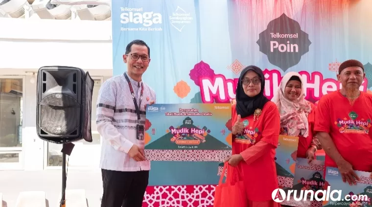 GM Consumer Business Telkomsel Region Sumbagteng, Fahmy Rojali, secara simbolis menyerahkan bantuan tiket mudik gratis dan sembako kepada peserta Mudik Hepi Telkomsel Poin di Batam. IST
