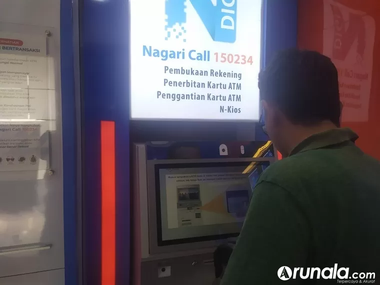 Penulis melakukan tap KTP elektronik di mesin Customer Service Digital yang tersedia di Terminal Perbankan Elektronik Bank Nagari di area Kompleks Masjid Al Hakim Pantai Padang. IST