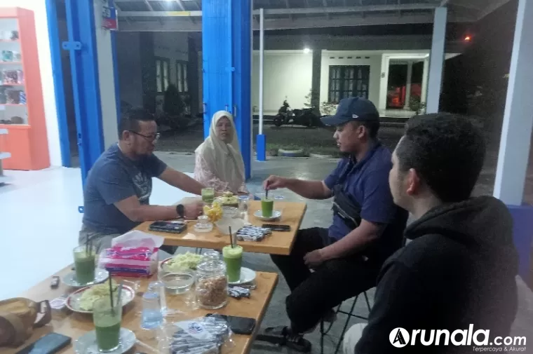 Karnalis, konsumen teh talau Jahelo saat ngobrol dengan Ketua KAIC, Rasmiwati belum lama ini. (Foto : Arunala.com)