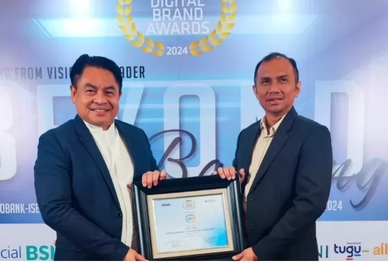 Pemimpin Divisi Teknologi dan Digitalisasi Bank Nagari Hardi Putra dan Pemimpin Divisi Dana dan Treasury Bank Nagari Henri Budiman bersama penghargaan The 2nd Best Mobile Banking Bank Umum Konvensional 2024-KBMI 1. IST