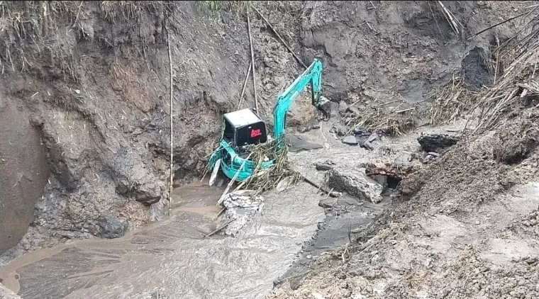 Pengerjaan normalisasi sungai batang aia kalek di kelok hantu Aie Angek. IST