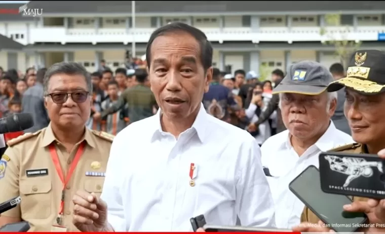 Presiden Jokowi saat memberikan keterangan pers di sela-sela Kunjungan Kerja di Mamuju, Sulawesi Barat, Selasa (23/4/2024). Tangkapan layar YouTube Sekretariat Presiden