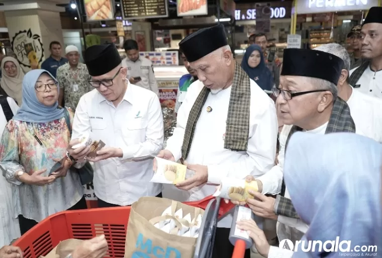 Gubernur Sumbar, Mahyeldi Ansharullah saat lakukan pengawasan terhadap produk makanan, minuman, dan parsel di pusat perbelanjaan Transmart Padang, kemarin. (Dok : Istimewa)