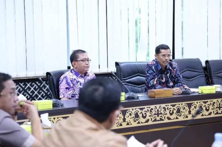 Sekretaris DPRD Sumbar Raflis saat menyambut kedatangan tim Banggar DPRD Jambi, di ruang khusus 1 DPRD Sumbar,Kamis (18/4/2024) kemarin. (Dok : Humas DPRD Sumbar)