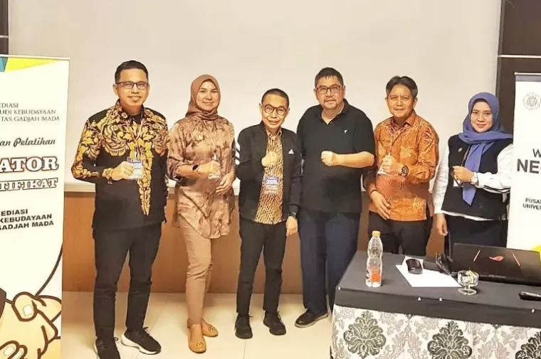 Lima komisioner KI Sumbar saat ikuti pelatihan sertifikasi mediator dan negosiator di Yokyakarta, Rabu (24/4/2024). (Dok : KI Sumbar)