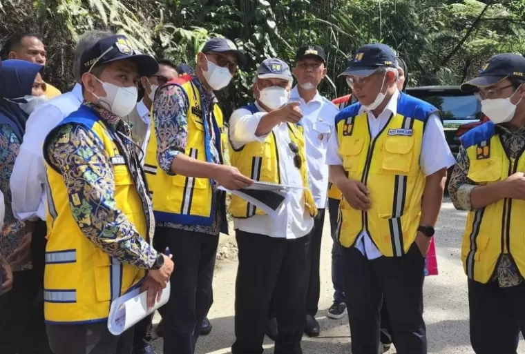 Gubernur Sumbar Mahyeldi bersama Menteri PUPR Basuki Hadimuljono meninjau lokasi proyek infrastruktur strategis di Flyover Sitinjau Lauik, beberapa waktu lalu. (Dok : Istimewa)
