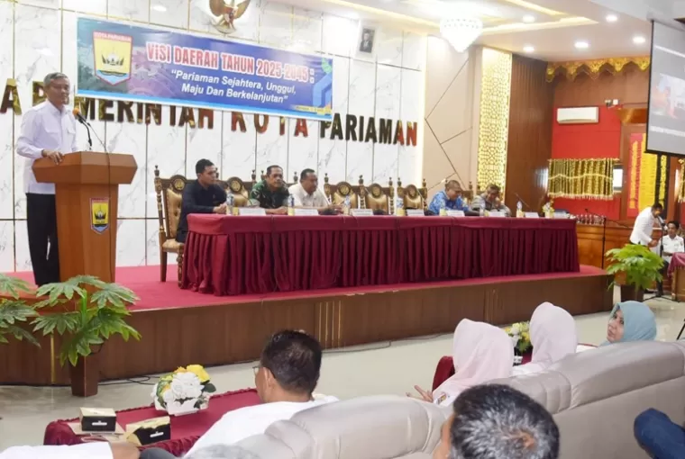 Pj Wali Kota Roberia disaksikan Kepala Bappeda Sumbar Medi Iswandi membuka pembahasan Musrenbang RPJPD Kota Pariaman 2025-2045 di Aula Balaikota Pariaman, Rabu (17/4/2024). (Dok : Kominfo Kota Pariaman)