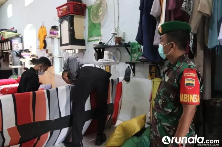 Petugas Lapas Muara Kelas II.A Padang menggeledah hunian WBP, Jumat malam (5/4). (Dok : Istimewa)