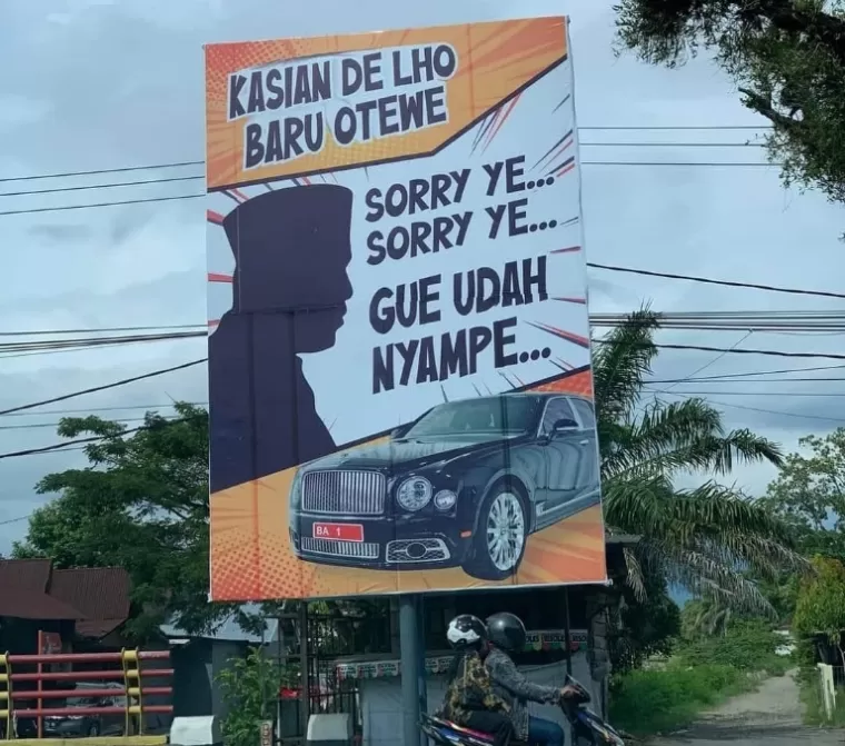 Baliho 'Kasian de Lho Baru Otewe' yang jadi perhatian banyak publik di Kota Padang, Kamis (18/4/2024). (Dok : Istimewa)