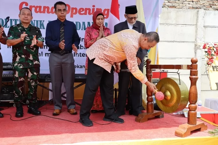 Prosesi pemukulan gong pertanda diresmikannya Politeknik Pengadaan Nasional, perguruan tinggi vokasi pertama di Indonesia bidang Ilmu Pengadaan Barang dan Jasa. IST