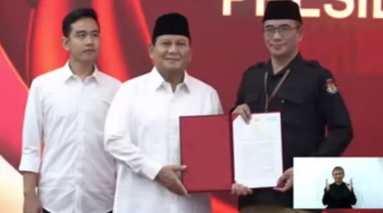 Presiden-Wapres Terpilih Prabowo-Gibran menerima berita acara dan salinan keputusan KPU Penetapan Presiden dan Wakil Presiden Terpilih dari Ketua KPU Hasyim Asy'ari saat Rapat Pleno Terbuka, Rabu (24/4/2024). Tangkapan Layar YouTube KPU RI
