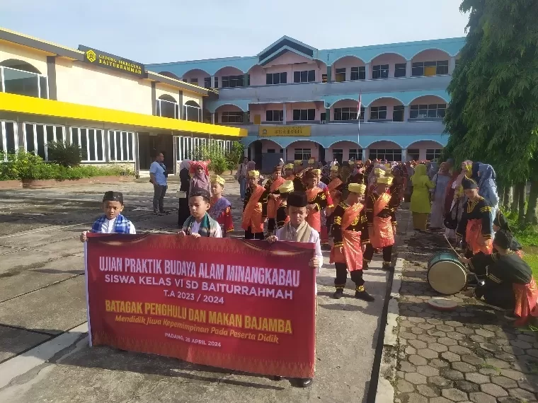 Murid SD Baiturrahmah mengikuti tradisi baarak  ke jalan dekat sekolah. Bunyi musik tradisional Minang, seperti gendang dan talempong, pun membahana. Arunala/Fajril