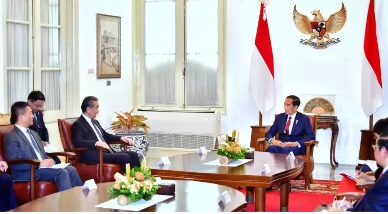 Presiden Joko Widodo menerima kunjungan kehormatan Menteri Luar Negeri RRT Wang Yi di Istana Merdeka, Jakarta, Kamis (18/4/2024). BPMI Setpres