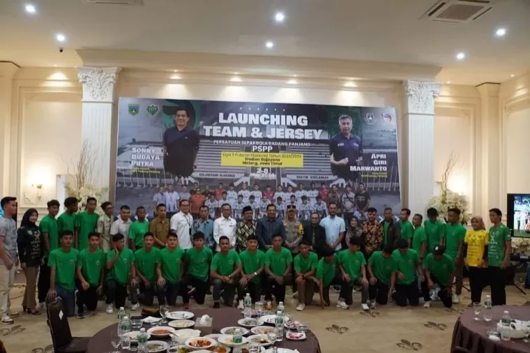 Pengurus dan Pemain PSPP saat peluncuran tim dan jersey di Pendopo Rumah Dinas Wali Kota, Selasa (23/4/2024) malam. Facebook/Kominfo Padang Panjang
