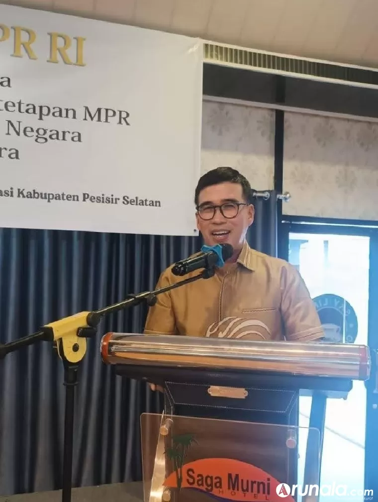 Anggota MPR RI, Alirman Sori berikan paparan 4 pilar MPR RI pada anggota Forum Peduli Demokrasi Pesisir Selatan, Senin (1/4). (Dok : Istimewa)