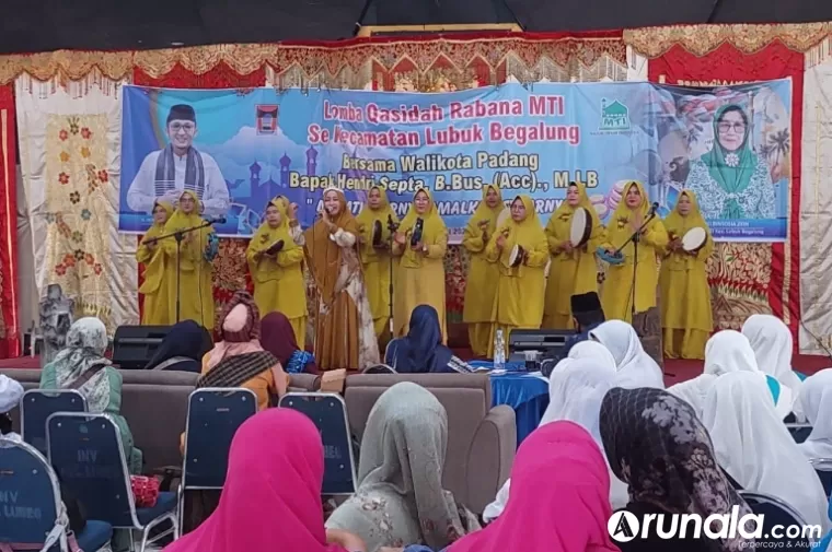 Salah satu penampilan tim qasidah rebana dalam lomba yang diadakan pihak Kecamatan Lubeg, Kota Padang, Kamis (25/4/2024). (Dok : Arunala.com)