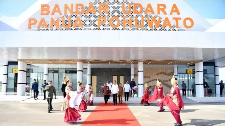 Presiden Joko Widodo meresmikan Bandara Panua Pohuwato di Kabupaten Pohuwato, Provinsi Gorontalo, pada Senin (22/4/2024). BPMI Setpres
