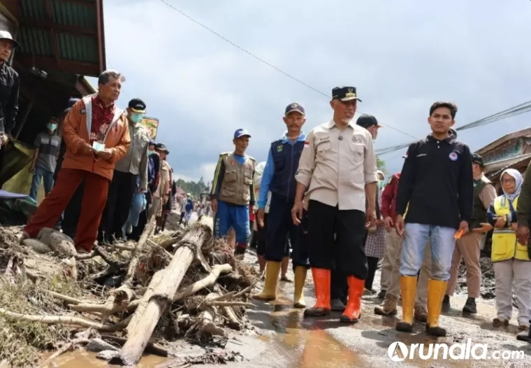 Gubernur Mahyeldi didampingi sejumlah pejabat tinjau lokasi terdampak lahar dingin Gunung Marapi, Sabtu (6/4). (Dok : Istimewa)