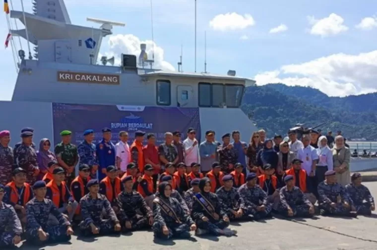 Kepala BI Perwakilan Sumbar, Endang Kurnia Saputra saat melepas pengiriman uang miliaran rupiah ke Mentawai dalam program Rupiah Berdaulat di Pelabuhan Teluk Bayur, Padang, Jumat (19/4/2024). (Dok : Padangmedia.com)