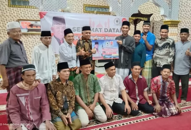Anggota DPRD Sumbar, Nurfirmanwansyah serahkan bantuan kepada pengurus ke Masjid Nurul Hikmah Bariang Rao-Rao, Nagari Koto Baru, Sabtu (30/3/2024). (Dok : Humas Sumbar)