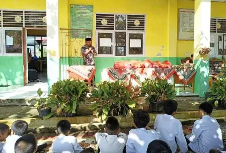 Kepala SDN 21 Kereta Api, Buyung berikan pencerahan pada anak didiknya saat menggelar Nuzul Quran di SD tersebut, Rabu, 3 April 2024. (Dok : Istimewa)