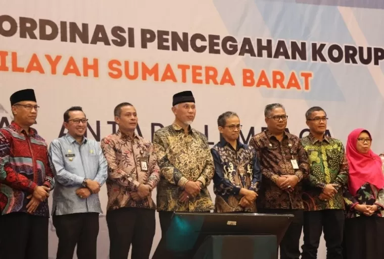Gubernur Mahyeldi bersama sejumlah bupati dan wali kota di Sumbar pada rakor rakor pencegahan korupsi terintegrasi wilayah Sumbar di Padang, Kamis (25/4/2024). (Dok : Istimewa)