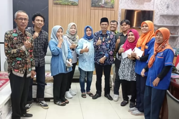 Sekretaris DPRD Sumbar, Raflis serahkan santunan kepada anak yatim di lingkup kerjanya, Kamis siang, (4/4/2024). (Dok : Humas DPRD Sumbar)