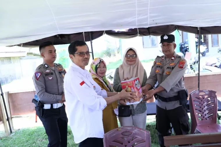 Sekretaris DPRD Sumbar, Raflis serahkan bingkisan Lebaran kepada petugas posko Lebaran di salah satu titik di Pessel, Senin (8/4). (Dok : Istimewa)