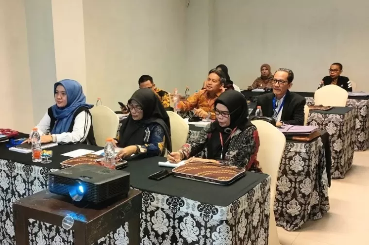 Komisioner KI Sumbar bersama peserta lain terlihat serius ikuti pelatihan mediator dan negosiator di Yokyakarta, Rabu (24/4/2024). (Dok : KI Sumbar)