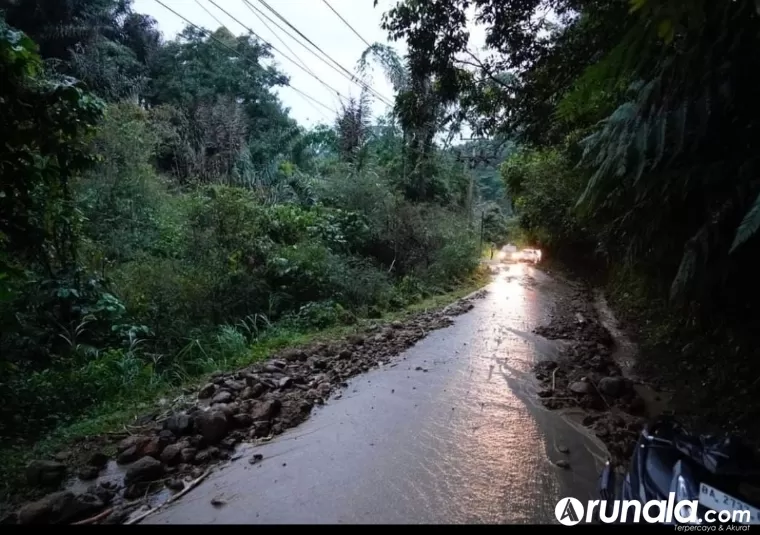 Ruas jalan yang menjadi penghubung utama Batusangkar menuju Lintau Buo Utara persisnya di Kelok Aie sempat putus akibat longsor, Minggu (7/4) sore.