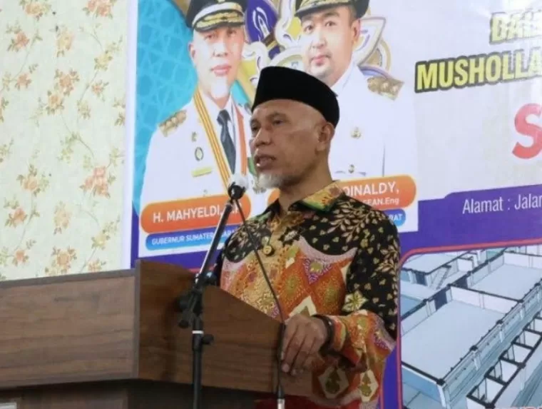 Gubernur Sumbar Mahyeldi saat beri sambutan saat saat peresmian pembangunan Musholla Jami' dan Edotel Tahap 1 di SMKN 3 Padang, Minggu (7/4). (Dok : Istimewa)