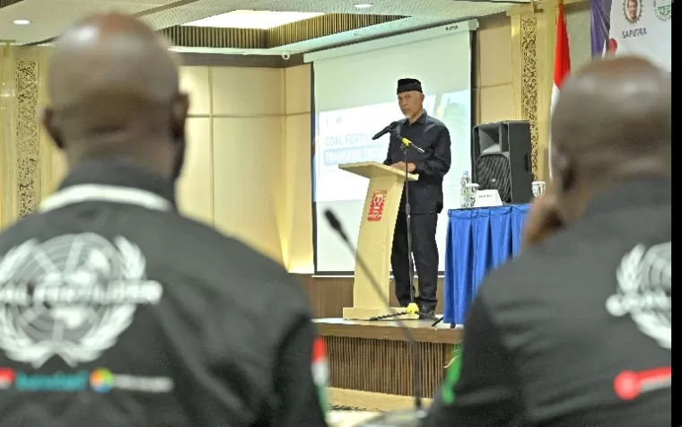 Gubernur Sumbar Mahyledi Ansharullah beri sambutan pada pembukaan pelatihan pembuatan pupuk berbasis Batubara dunia, di Padang, Sumbar, Selasa (23/4/2024). (Dok : Sumbarprov.go.id)