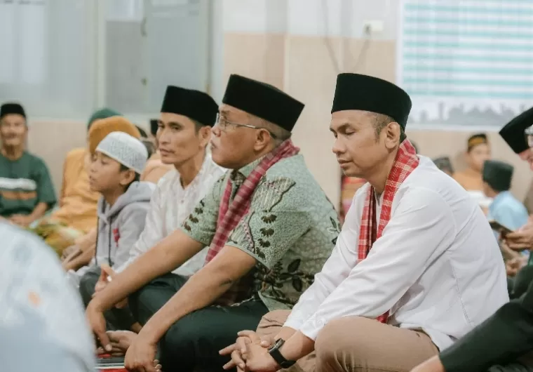Ketua DPRD Sumbar, Supardi bersama jamaah Masjid Sabilillah Kelurahan Sicincin, Kota Payakumbuh dengarkan tausiah dari ustadz, Sabtu malam, (30/3/2024). (Dok : Humas DPRD Sumbar)