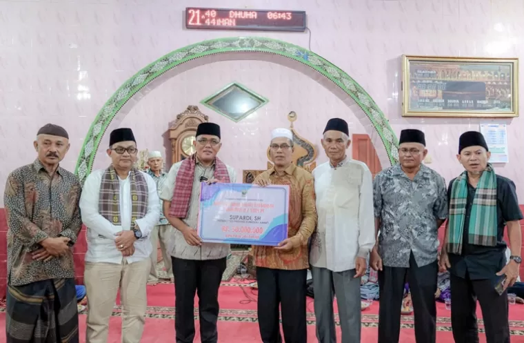 Ketua DPRD Sumbar Supardi serahkan bantuan kepada pengurus Masjid Muttahidin Nagari Parambahan, Kota Payakumbuh, beberapa waktu lalu. (Dok : Humas DPRD Sumbar)