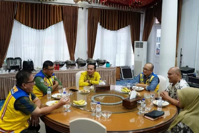 Pertemuan Bupati Tanahdatar Eka Putra didampingi Kepala Dinas PUPR Ten Feri, Kepala Bappeda Litbang Adriyanti Rustam dengan Kepala BPJN Sumbar Thabrani di Gedung Indojalito Batusangkar, Sabtu (20/4/2024) malam. Facebook/Prokopim Tanah Datar