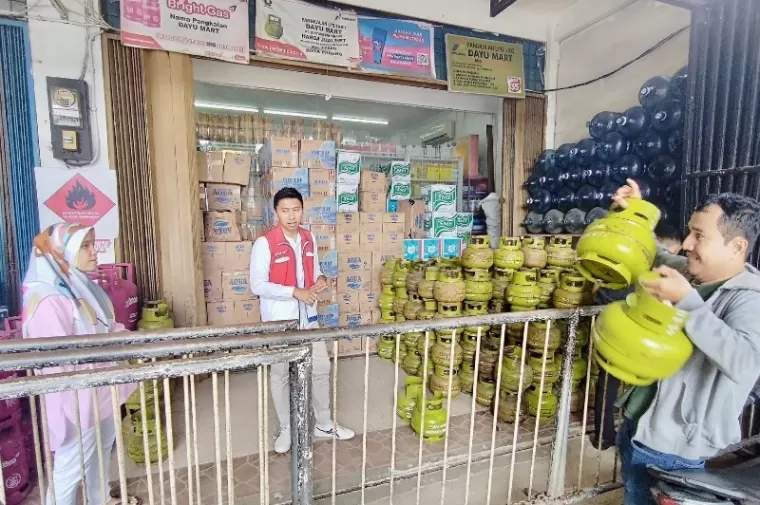 Pihak Pertamina Sumbar sedang memasok LPG 3 kg kepada pangkalan di salah satu daerah, Sabtu kemarin. (Dok : Istimewa)