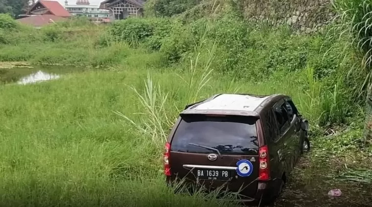 Satu unit kendaraan minibus jenis Daihatsu Xenia dengan nopol BA 1639 PB masuk ke dalam parit di Nagari Pandasikek, Rabu (17/4/2024) sekitar pukul 11.30. Facebook/Res P. Panjang