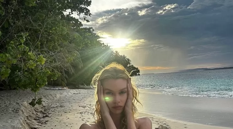 Supermodel Stella Maxwell menikmati pantai di Mentawai. Instagram/@stellamaxwell.