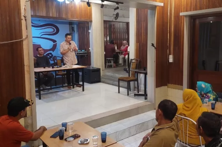 Camat Lubeg, Andi Amir paparkan sikap Pemko Padang dalam laksanakan program Mata Pintar Menjawab kepada RT dan RW se Kelurahan Lubeg, Rabu malam (24/4/2024). (Dok : Arunala.com)
